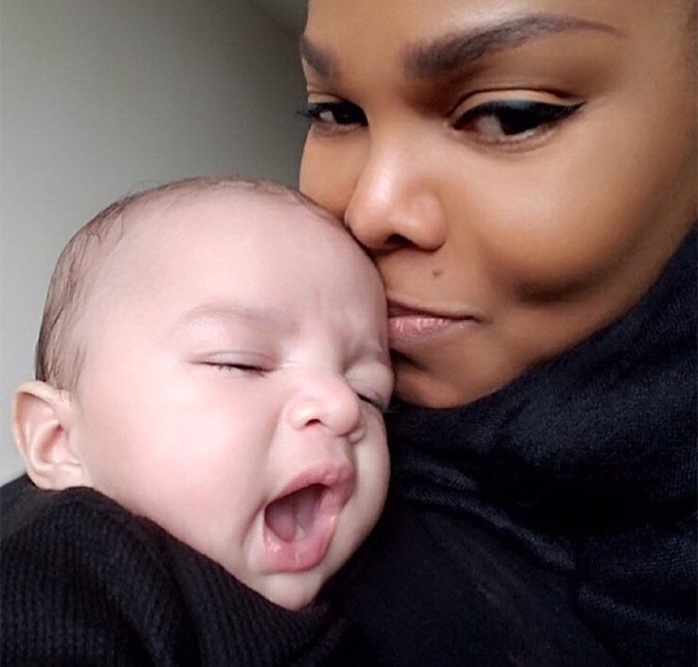 A cantora Janet Jackson, irmã de Michael Jackson, anunciou sua gravidez aos 50 anos e deu à luz seu primeiro filho, Eissa Al Mana, em janeiro de 2017 — Foto: reprodução