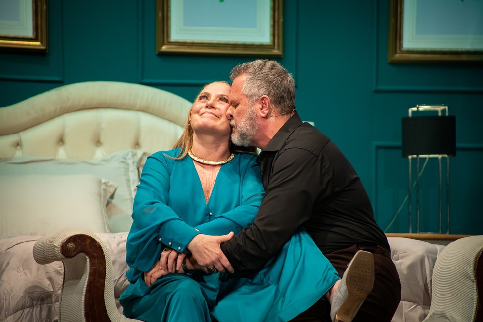 Vera Fischer e Leonardo Franco em cena na peça "O casal mais sexy da América" — Foto: Joaquim Araújo/Divulgação