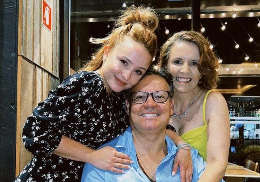 Larissa Manoela com os pais — Foto: Reprodução/Instagram