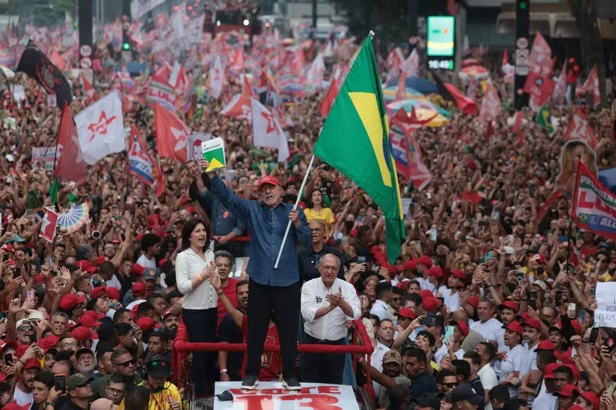 Em virada histórica, Lula é reeleito presidente do Brasil