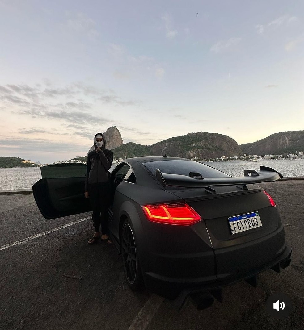 Oruam festeja compra de Porsche &mdash; Foto: rep/ instagram
