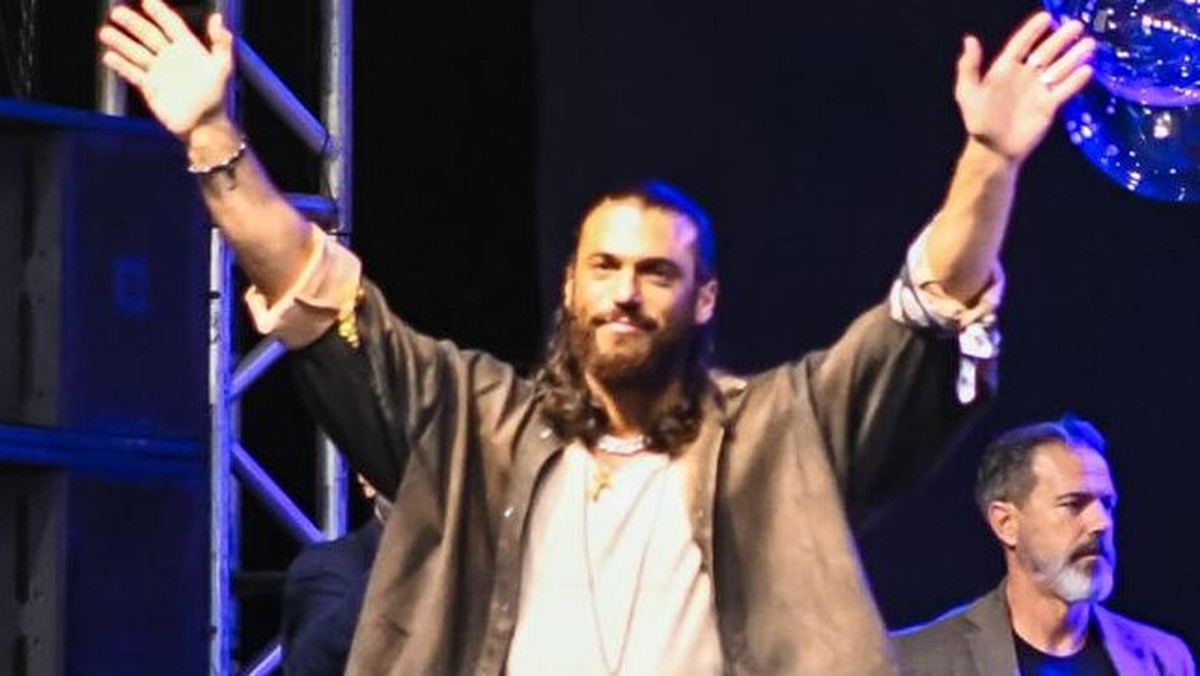 Can Yaman Recebe Homenagem Inesquecível de Fãs Brasileiras em Istambul