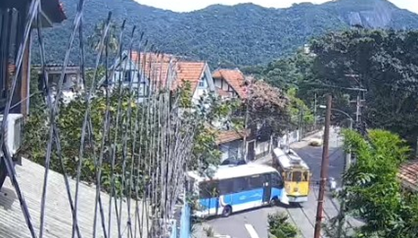 Ônibus e bonde batem de frente em Santa Teresa, deixando mulher ferida; veja vídeo