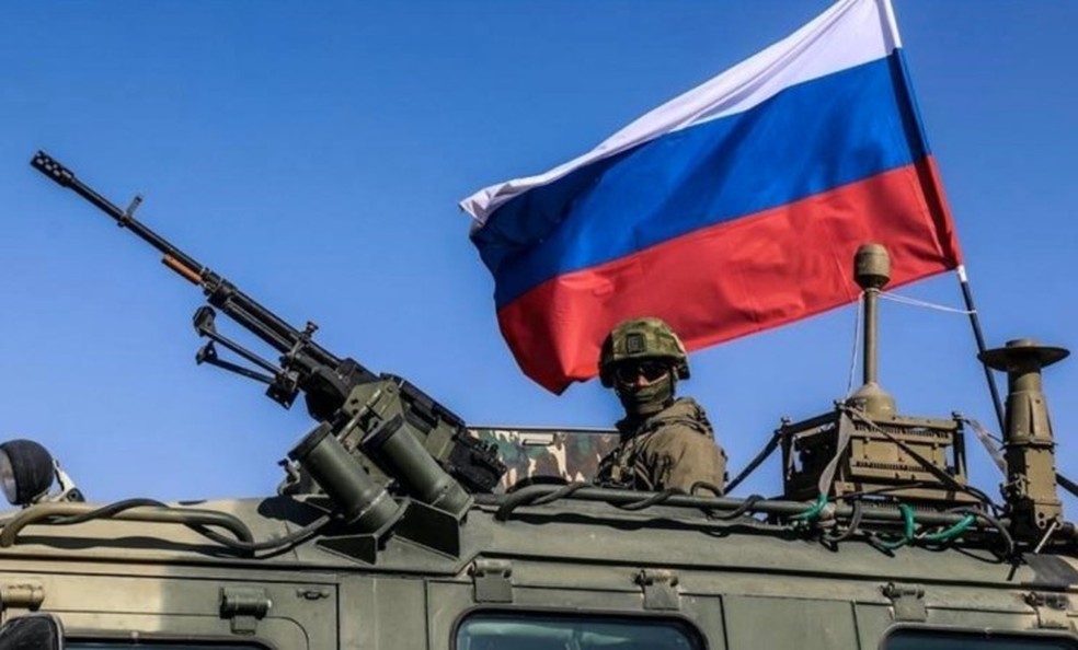 Militar russo em blindado — Foto: AFP