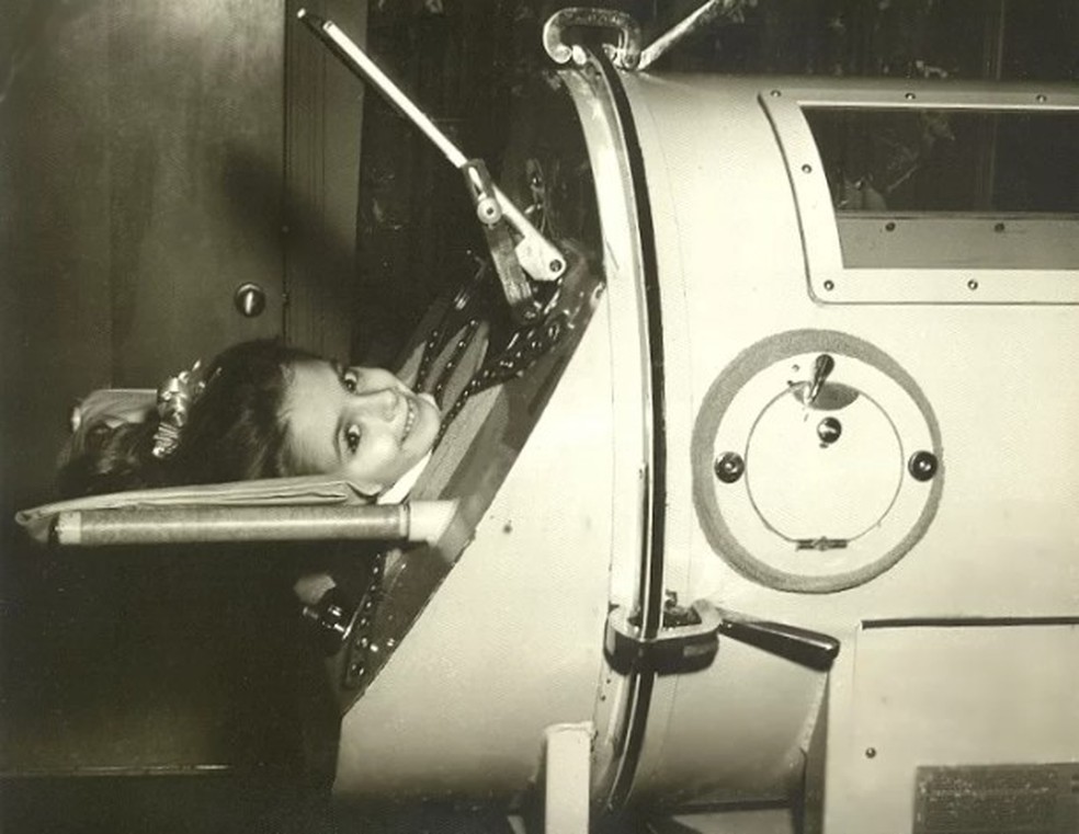 Martha Lillard num 'pulmão de ferro' quando era criança, nos EUA — Foto: Reprodução