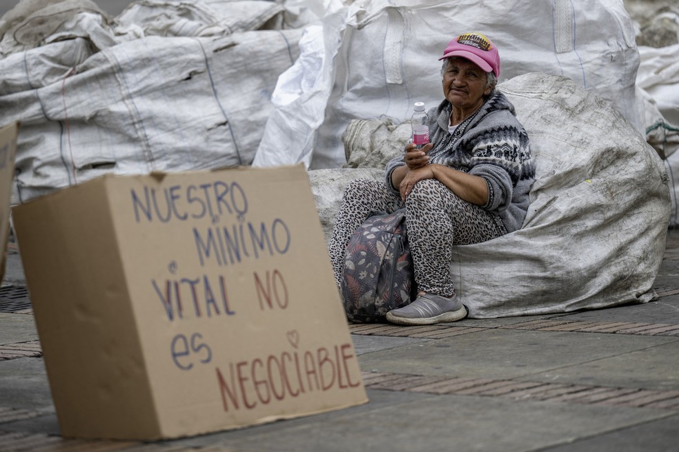 'Nosso m&iacute;nimo vital &eacute; n&atilde;o negoci&aacute;vel': Profissionais de reciclagem protestam no centro de Bogot&aacute;, na Col&ocirc;mbia &mdash; Foto: LUIS ACOSTA / AFP