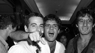 04/04/1984 - Cazuza e Ney Matogrosso - Aniversário de Cazuza — Foto: Antonio Nery / Agência O Globo
