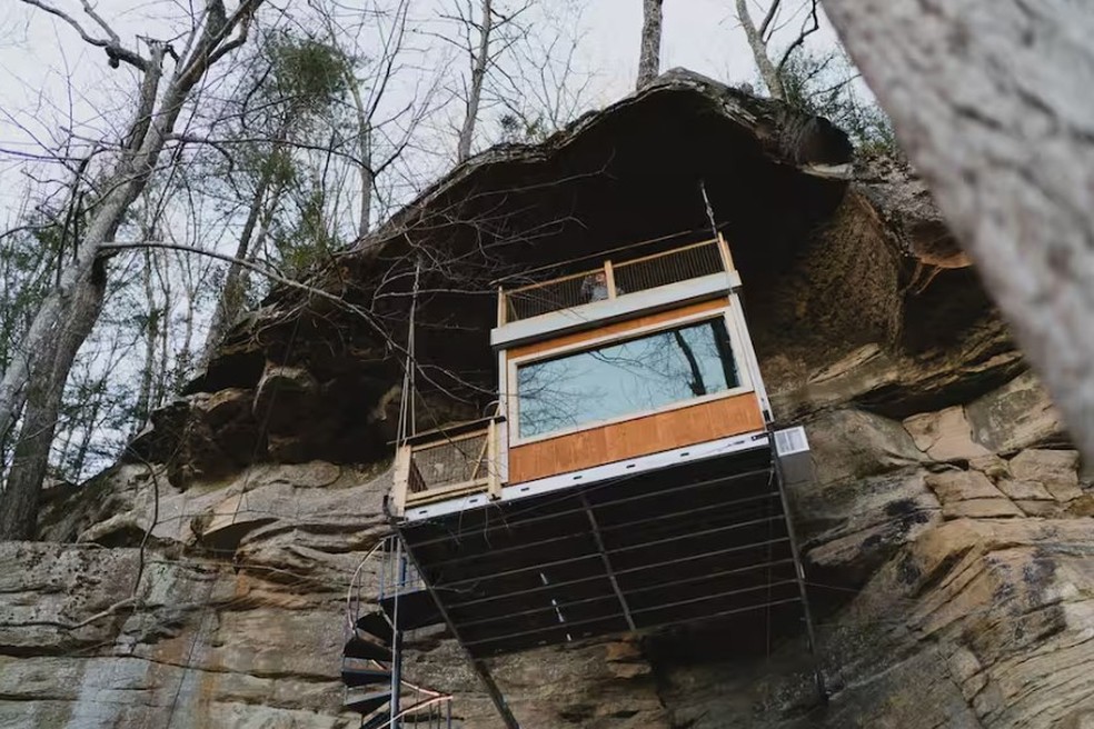 Hospedagem em um penhasco, em Campton (Kentucky, EUA) — Foto: Reprodução / Airbnb