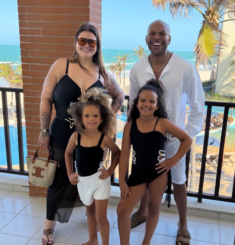 Thais Carla combina com o marido e as filhas no Beach Park — Foto: Reprodução/Instagram
