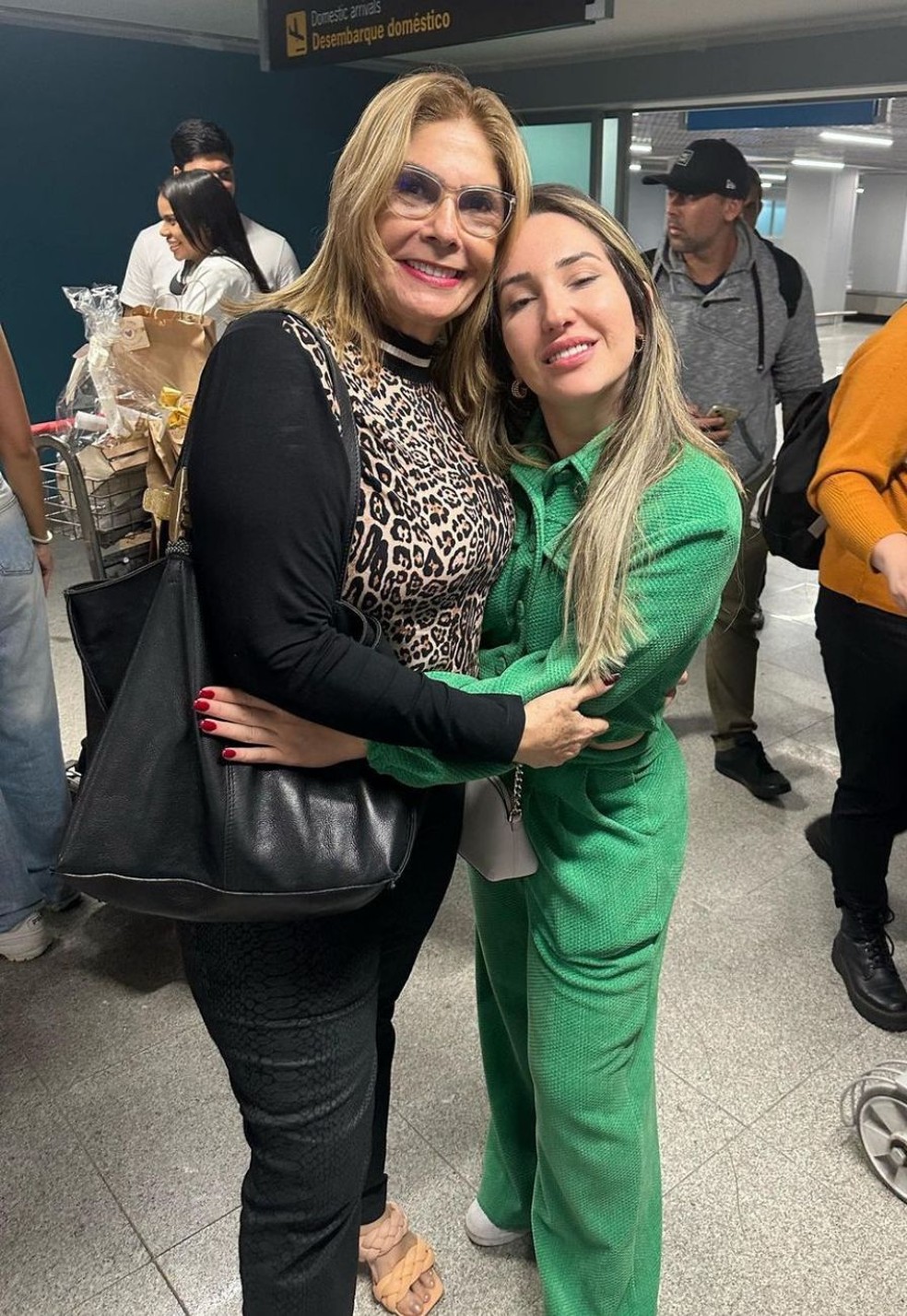 Mãe de Cara de Sapato conhece Amanda — Foto: Instagram