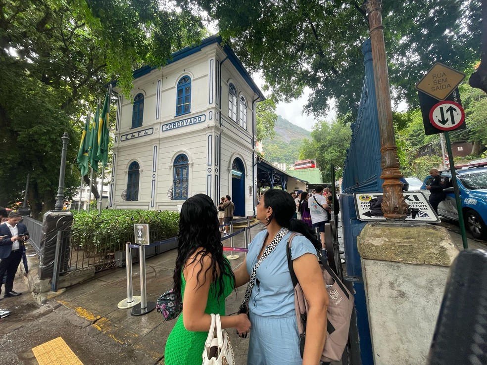 Aas colombianas Raissa Beleno, de 49 anos, e Carol Torres, de 32 estavam ansiosas para conhecer o Cristo — Foto: Anna Bustamante