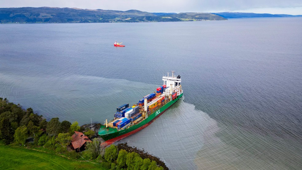 Um navio porta-contêineres de 135 metros encalhou e quase atingiu uma casa na Noruega — Foto: Jan Langhaug / AFP