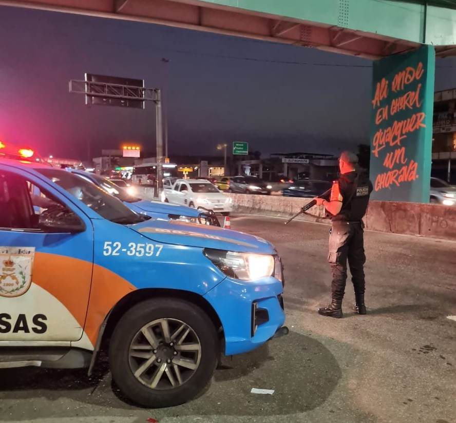 Agentes da Polícia Militar em patrulhamento na Avenida Brasil