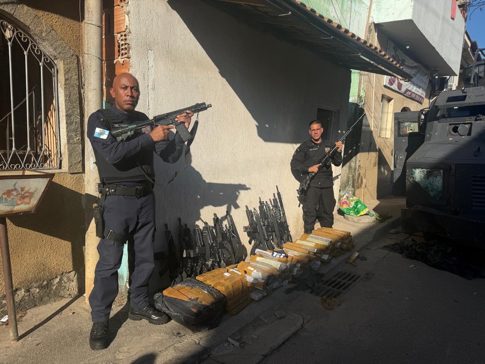 Fuzis apreendidos na operação — Foto: Divulgação / PMERJ