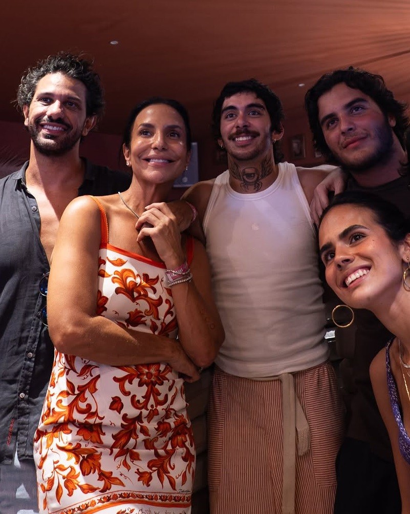 Ivete Sangalo posa com namorado e o filho durante balada na França - QTU Questões do Universo