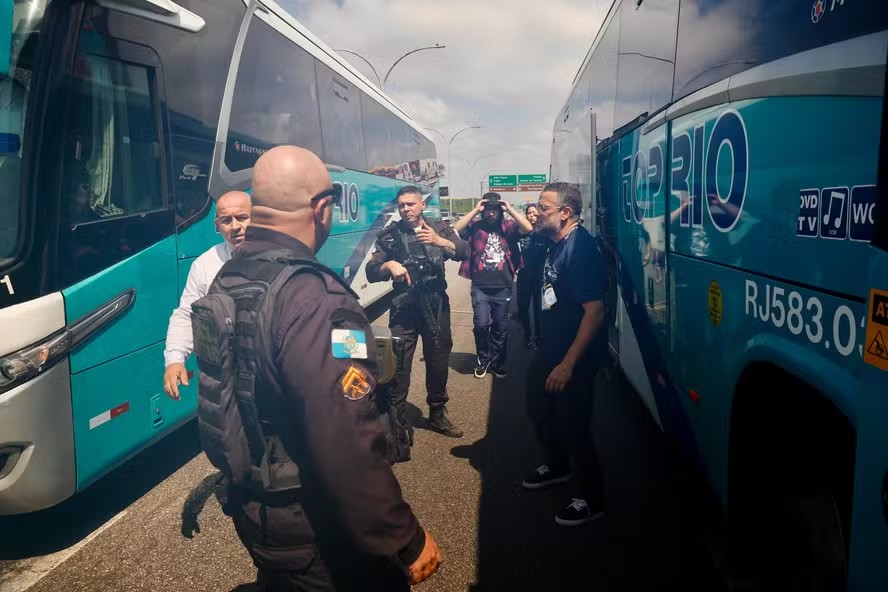 Filho de influenciadora estava em ônibus de escola que foi interceptado por criminosos na Linha Vermelha: 'Triste realidade'