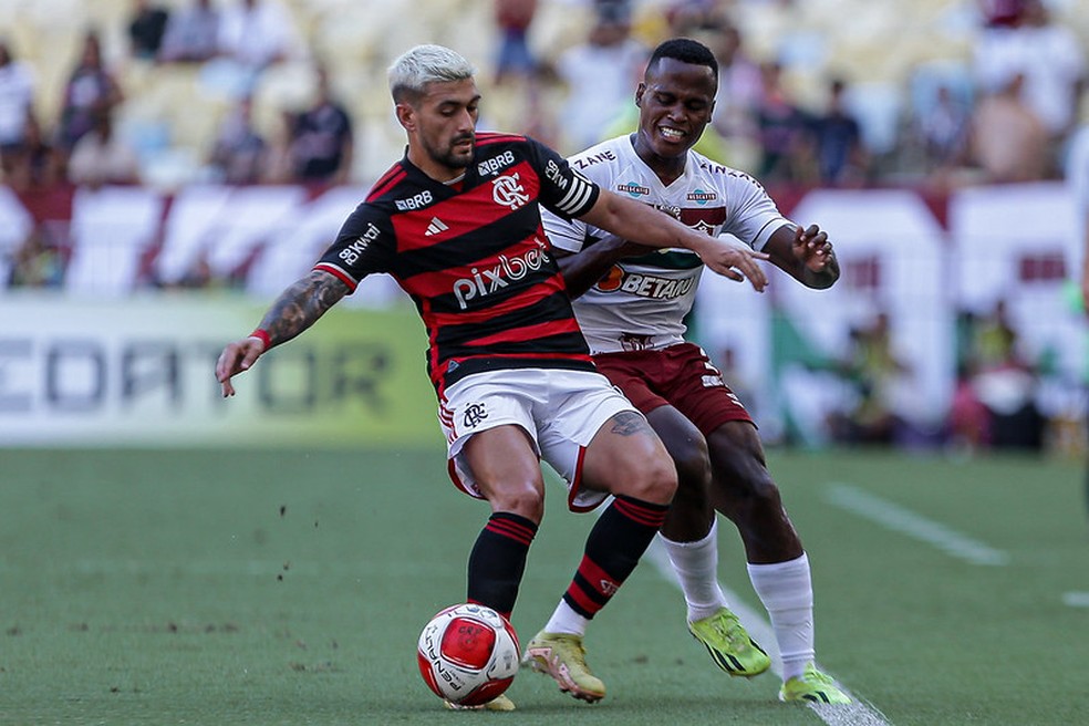 Arrascaeta e John Árias travam bom duelo pela posse da bola no Fla-Flu — Foto: Lucas Merçon - Fluminense