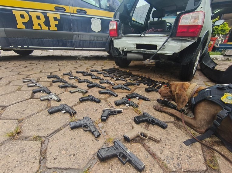 PRF apreende mais de 30 pistolas e dezenas de carregadores que iria para o Complexo do Alemão