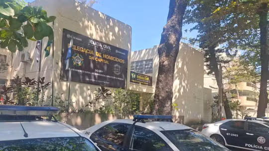 Polícia investiga morte de mulher encontrada em imóvel incendiado no Centro do Rio Polícia investiga morte de mulher encontrada em imóvel incendiado no Centro do Rio