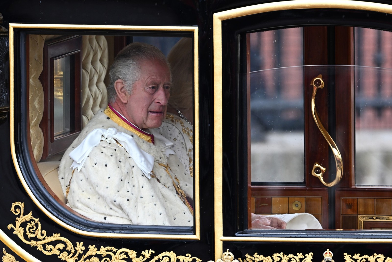 O rei Charles III e a rainha consorte Camilla na carruagem de Estado do Jubileu de Diamante — Foto: AFP
