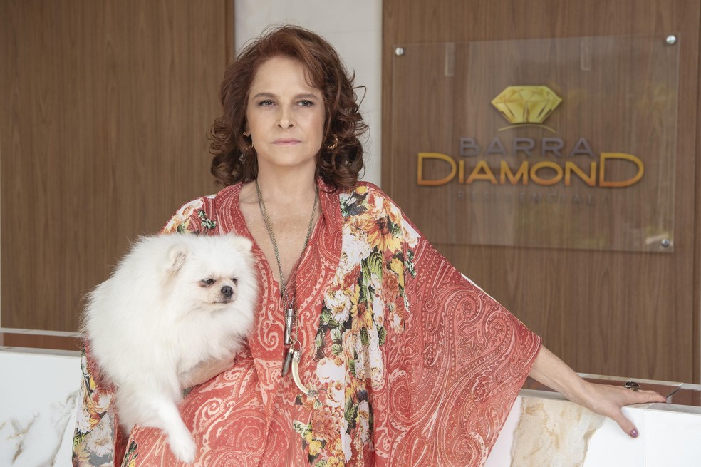 Drica Moraes como a síndica Lúcia e sua inseparável cachorrinha Gigi — Foto: Estevam Avellar/Rede Globo/Divulgação