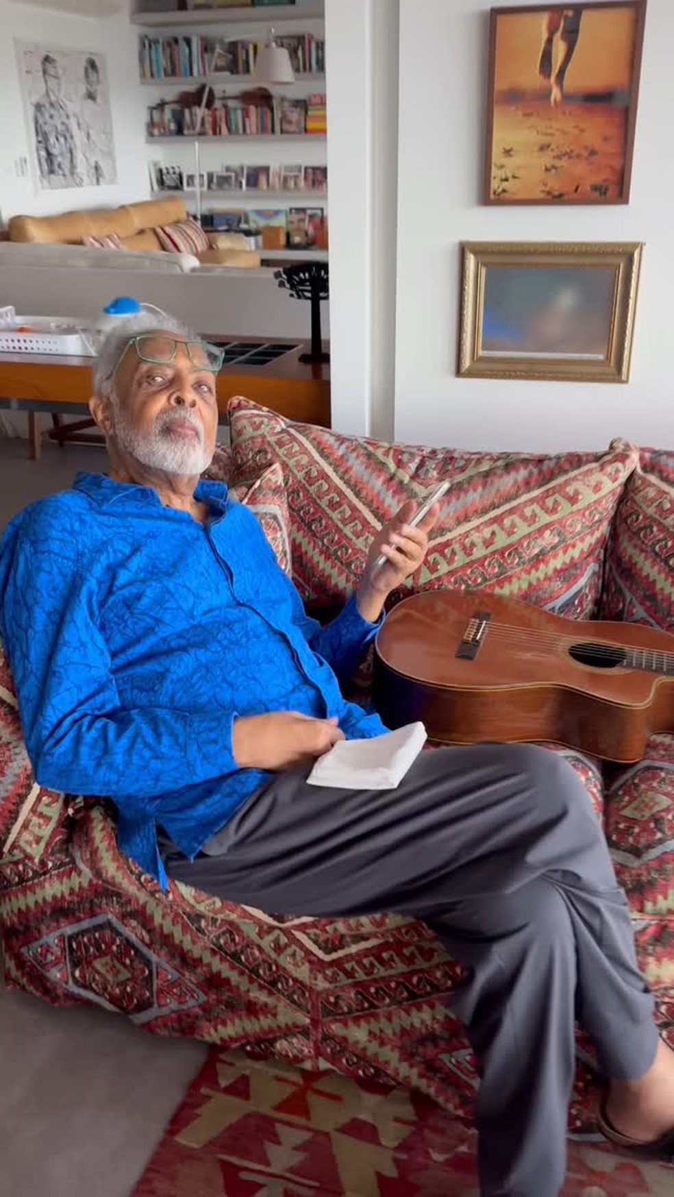 Gilberto Gil no apartamento dele em Copacabana — Foto: Reprodução/Instagram