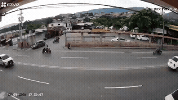 Tubulação subterrânea sofre explosão gigante; motoristas escapam por pouco de tragédia