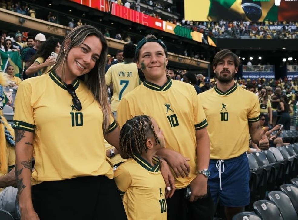 Davi Lucca com a m&atilde;e, Carol Dantas, o irm&atilde;o e o padrasto no primeiro jogo &mdash; Foto: Reprodu&ccedil;&atilde;o/Instagram