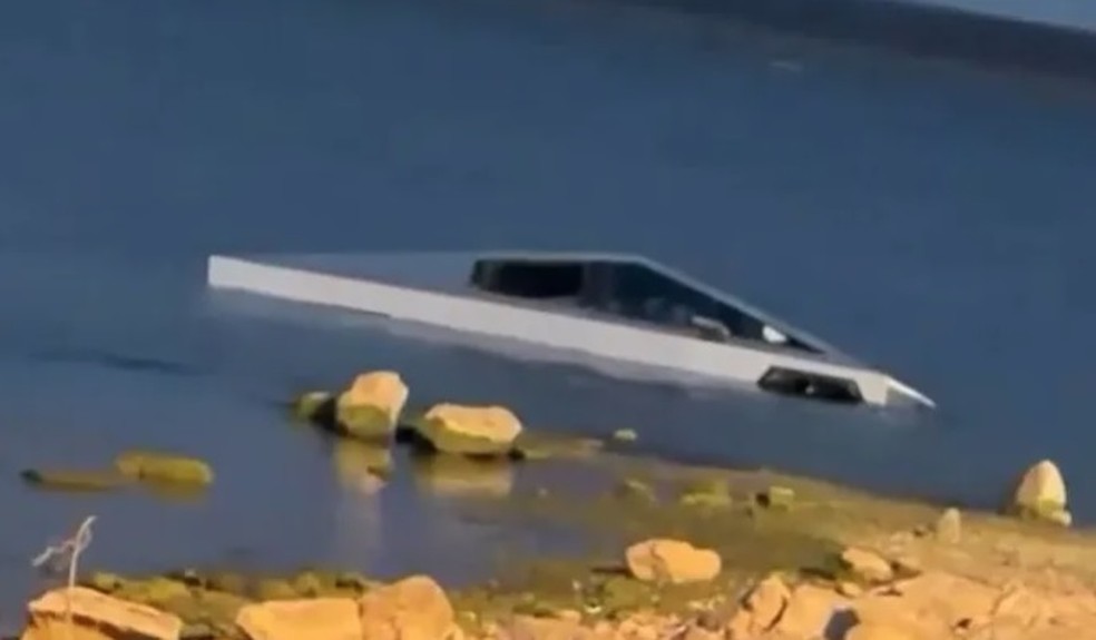 Cybertruck tombou e acabou inundado ap&oacute;s o dono decidir testar o 'Modo Travessia' em lago nos EUA &mdash; Foto: Reprodu&ccedil;&atilde;o/Grapevine Police Department