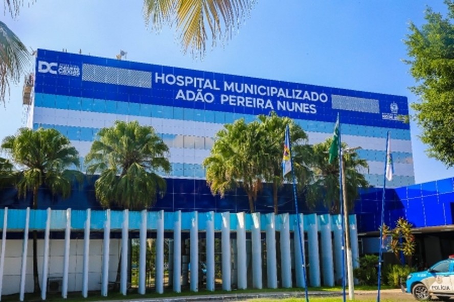 Hospital Adão Pereira Nunes, em Jardim Primavera, no município de Duque de Caxias, onde o rapaz está internado