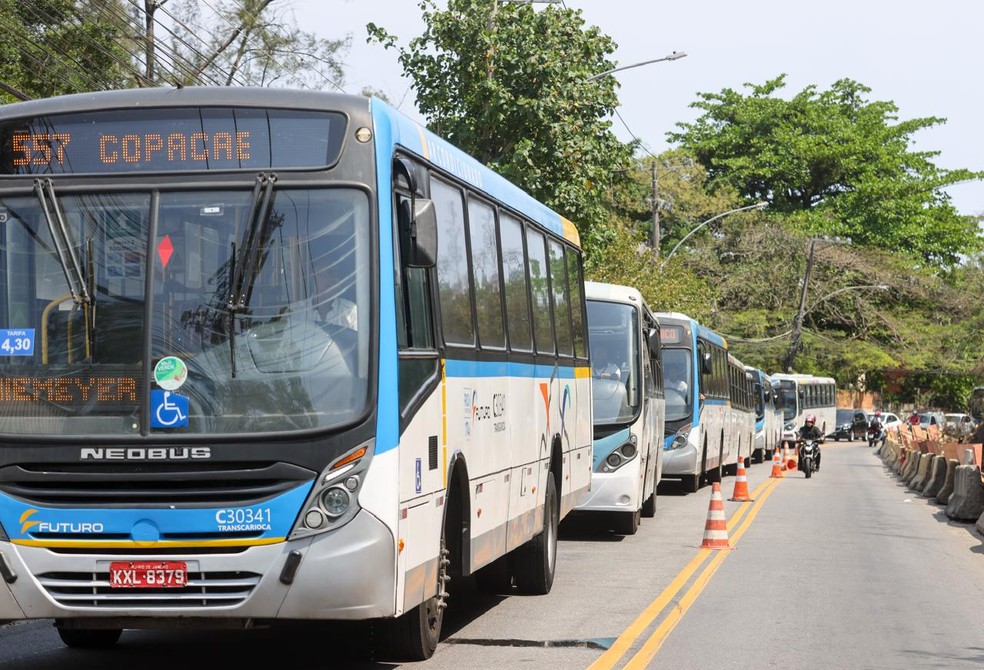 Ônibus são sequestrados e usados como barricada no Itanhangá — Foto: Márcia Foletto
