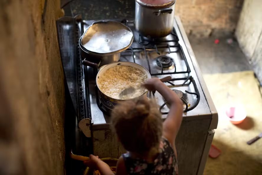 Quase metade das meninas de 5 a 17 anos no Brasil faz tarefas domésticas ou cuida de pessoas sem remuneração