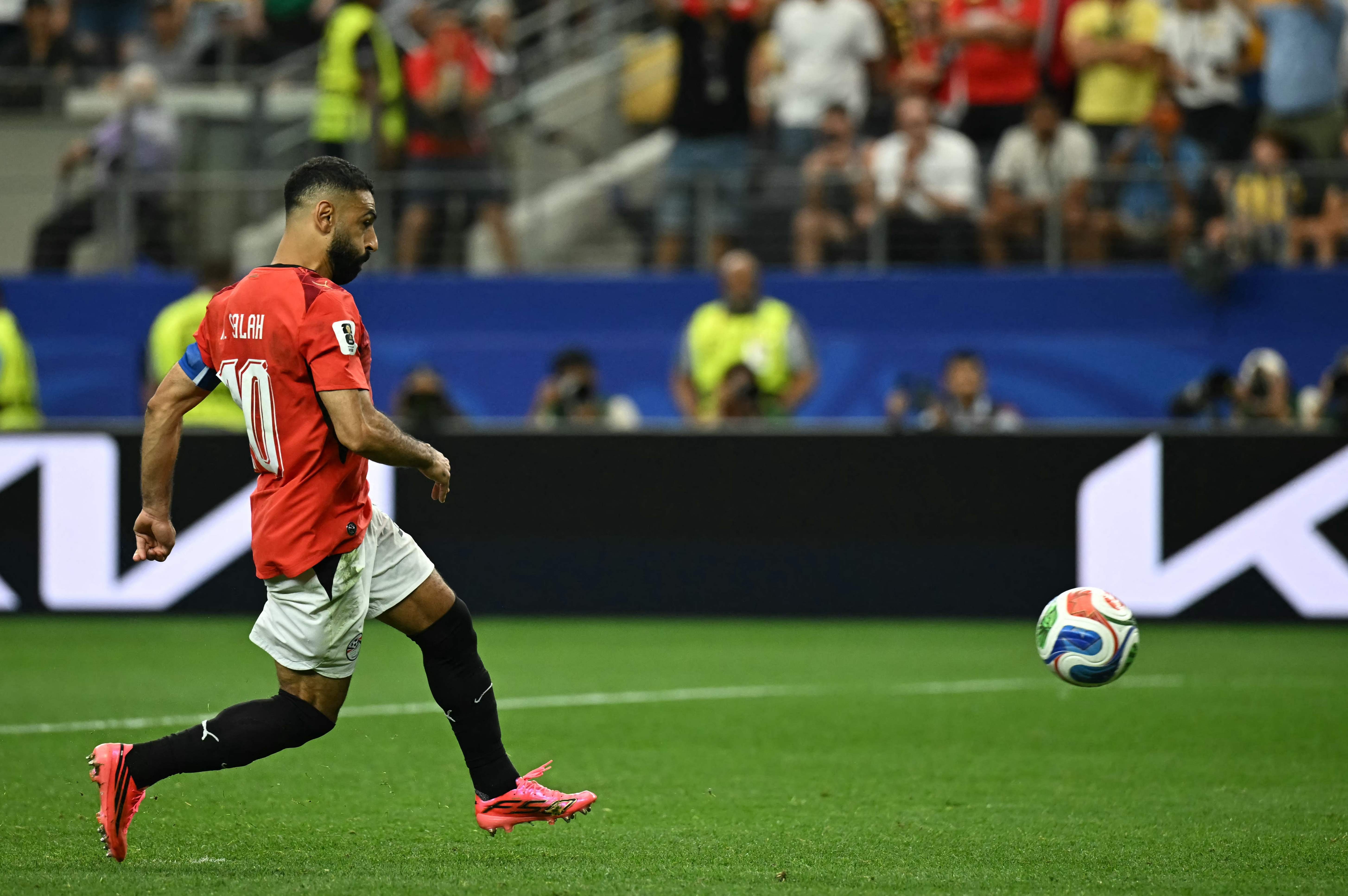 Estrela do Egito, Salah decidiu cobrar pênalti de cavadinha no 'último minuto': 'Sou mais experiente e queria passar confiança'