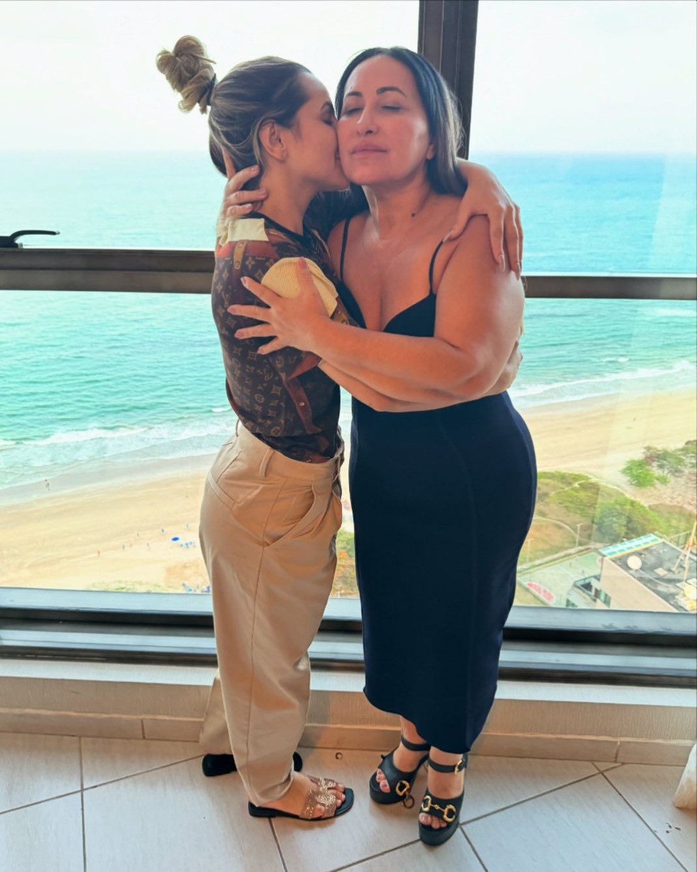 Após deixar prisão, Deolane Bezerra voltas às redes sociais e mostra reencontro com mãe: 'Mulher mais forte do mundo'