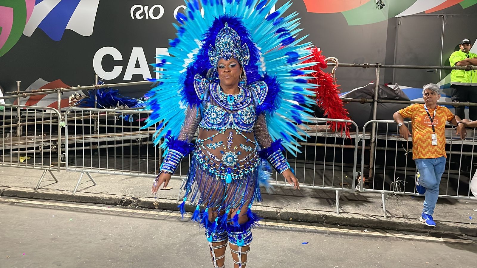 Cacau Protásio veste fantasia avaliada em cerca de R$ 35 mil para desfilar na Portela