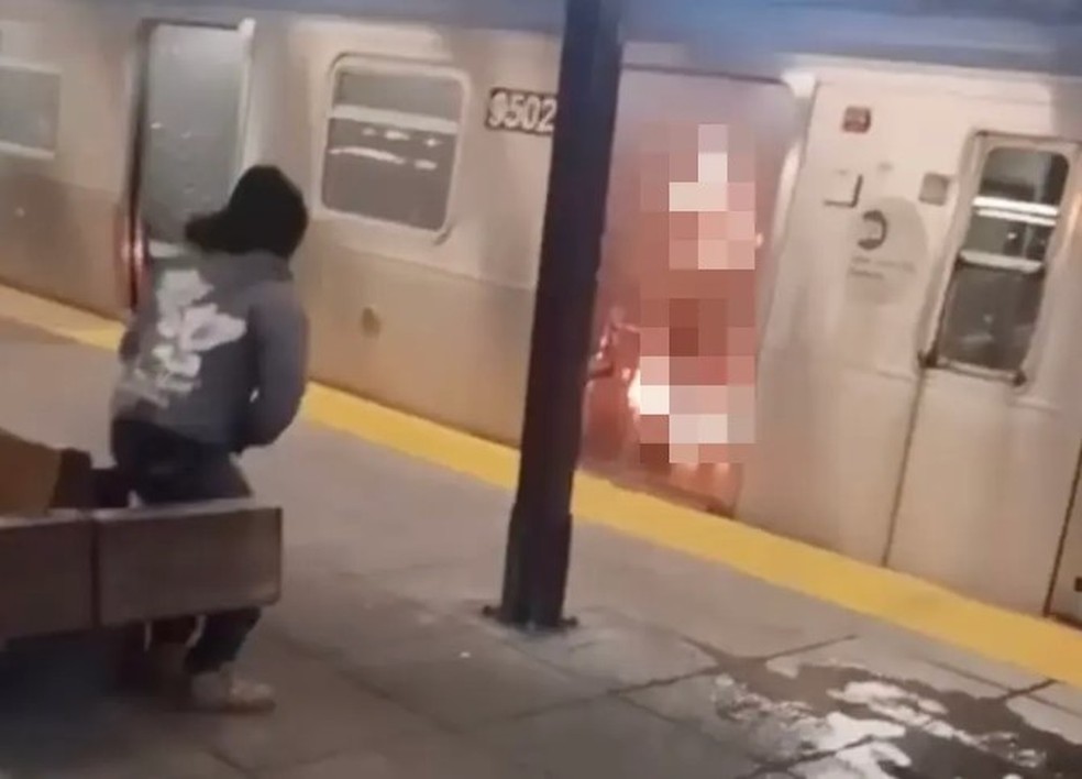 Mulher é incendiada em metrô enquanto dormia