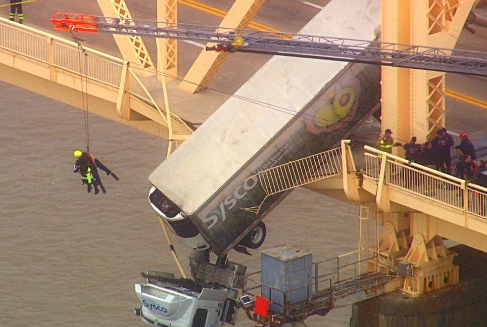 Motorista é socorrido após caminhão ficar pendurado em ponte nos EUA — Foto: Reprodução/X
