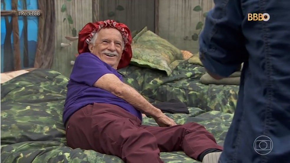 Ary Fontoura usa a touca de cetim de Pitel dentro da casa do "BBB 24" — Foto: Reprodução/TV Globo