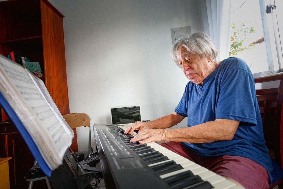O  maestro Mauro Continentino, 80 anos, também vive no Retiro dos Artistas — Foto: Roberto Moreyra - Extra