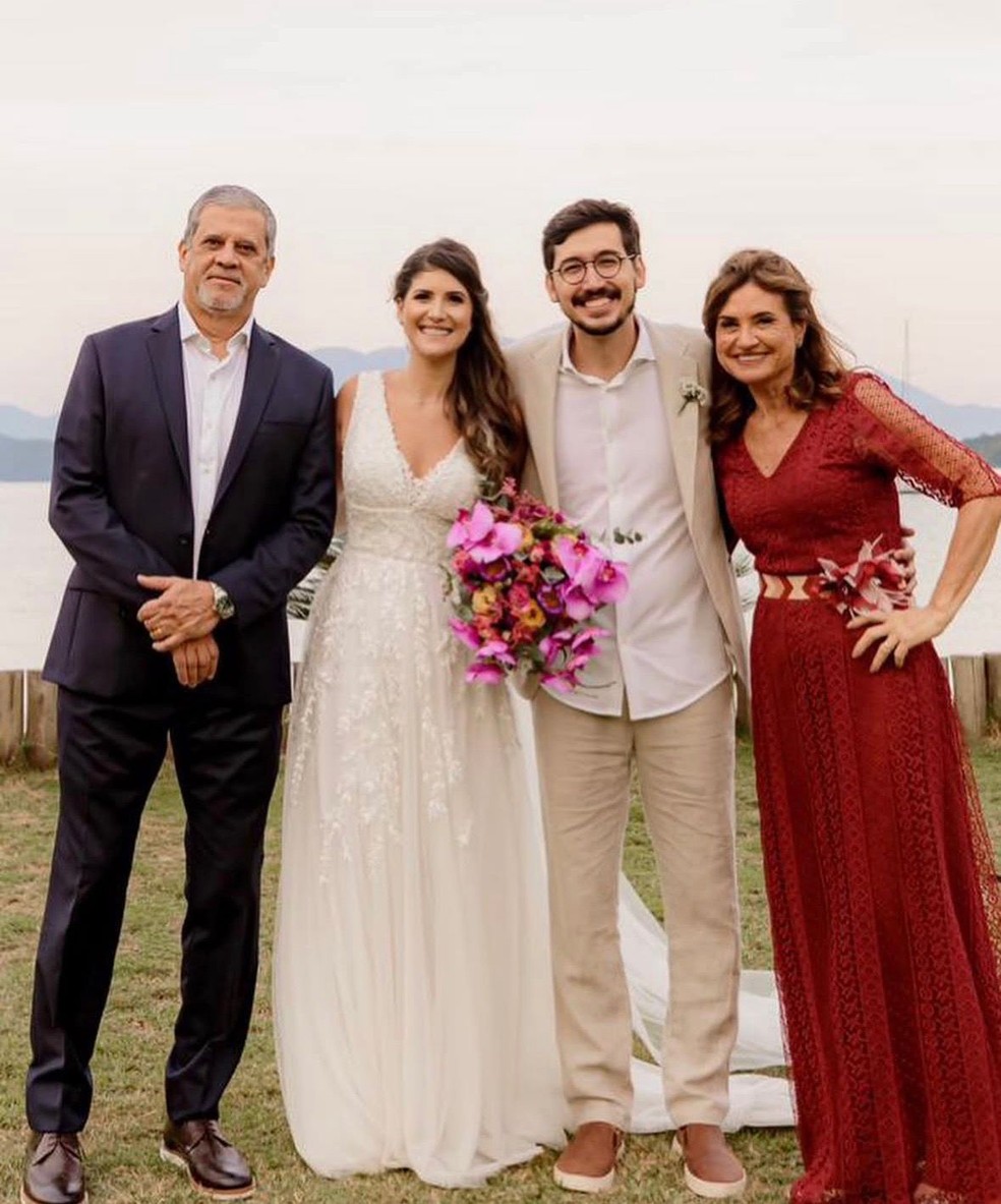 Nison Klava com a mulher os sogros no casamento — Foto: Reprodução/Instagram