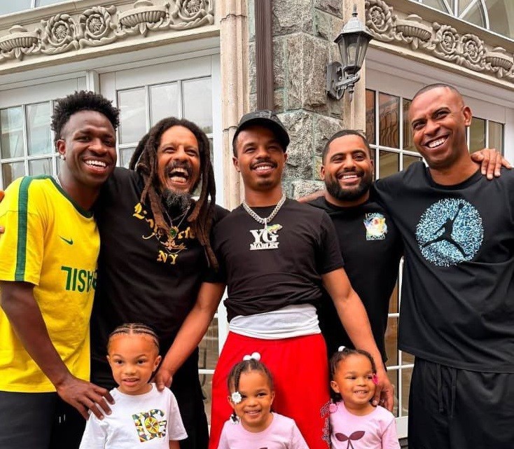 Após 1º jogo na Copa, Vini Jr. recebe visita de netos de Bob Marley, nos EUA