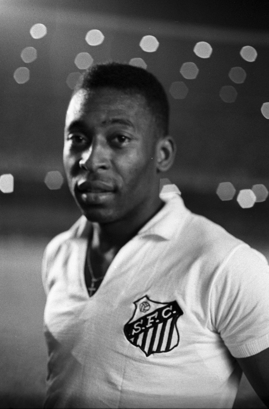 Edson Arantes do Nascimento, o Pelé, retratado, em maio de 1968, com a camisa do Santos, clube onde começou a jogar ainda com 15 anos e despontou como o maior craque do futebol mundial de sua época – e de todos os tempos.
