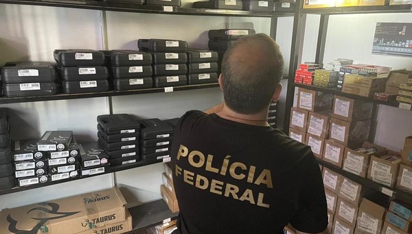 Polícia Federal estoura depósito clandestino e apreende mais de 200 armas