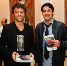 O ator Kayky Brito com o amigo, Bruno De Luca — Foto: Arquivo