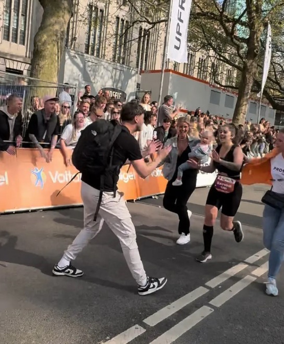 Homem se aproxima para beijar a namorada na reta de chegada da Maratona de Roterdã — Foto: Reprodução/TikTok
