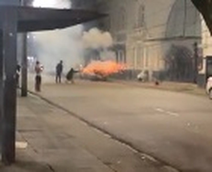 Grupo solta fogos em direção à sede do Vasco