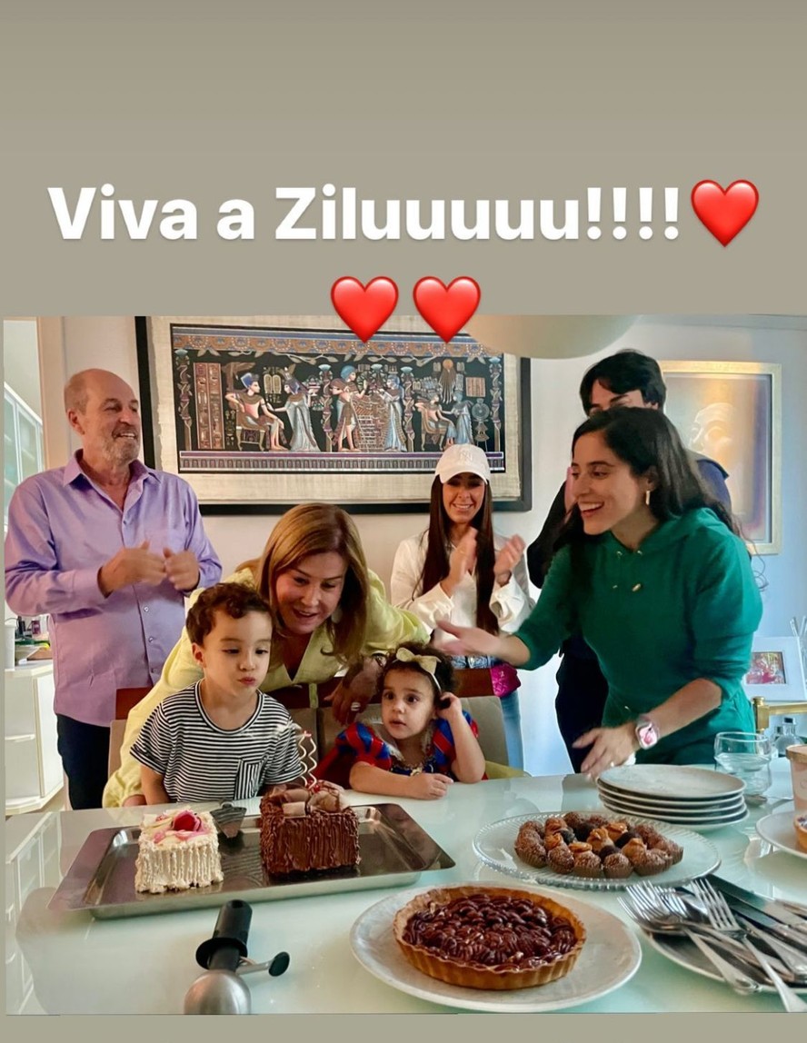 Zilu festeja aniversário de 65 anos com filhos e namorado no Brasil