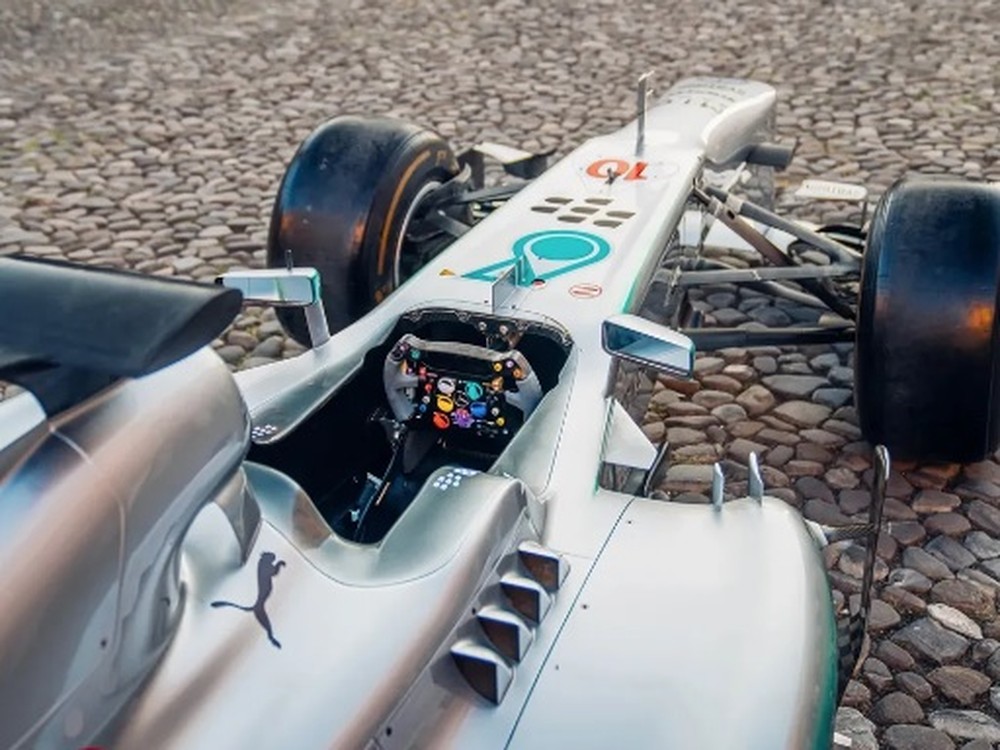 Mercedes rara de fórmula 1 pilotada por Hamilton vai a leilão por R$ 51 ...