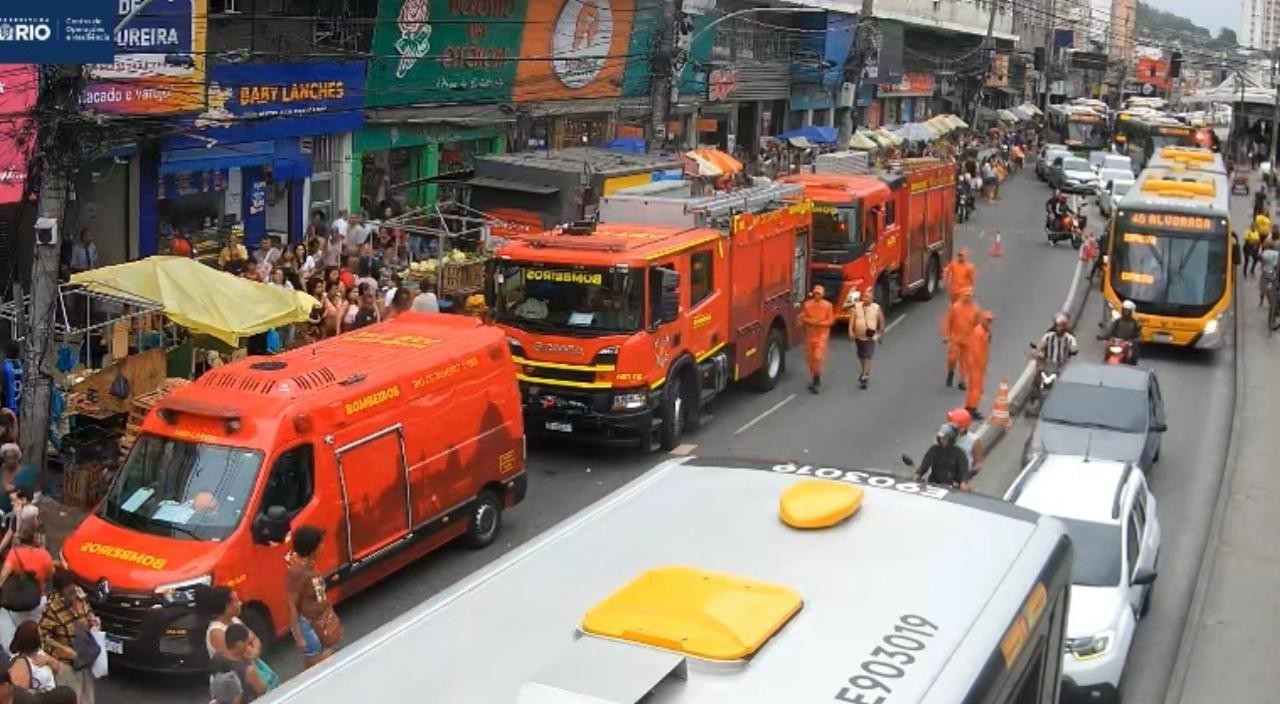 Incêndio atinge loja de brinquedos e fecha Mercadão de Madureira