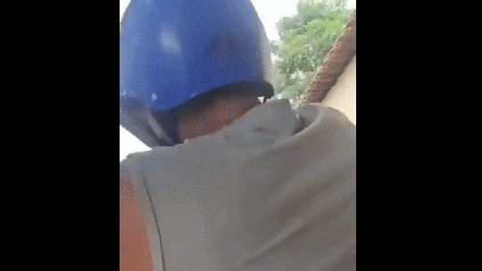 Turista despenca de tirolesa após trava de segurança romper, mas sobrevive Turista despenca de tirolesa após trava de segurança romper, mas sobrevive